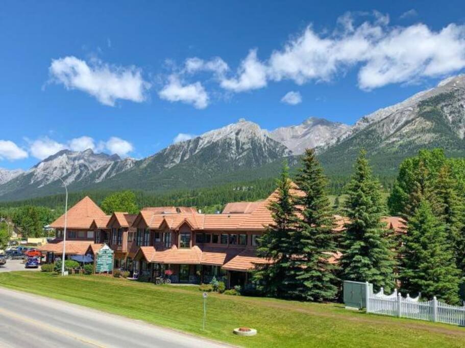 Basecamp 104 - Two Bedroom / Two Bath Townhome - Ac + Private Garage + * Canmore